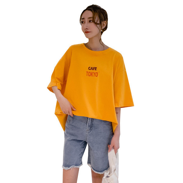 Alkalmi póló terhes nőknek, hosszú modell fehér és sárga felirattal