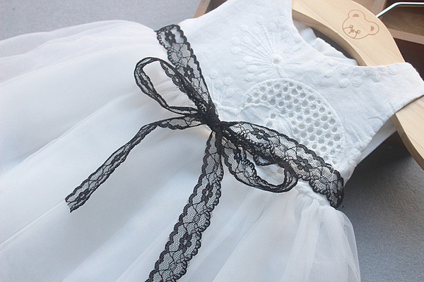 Stílusos gyerekruha két színben hímzéssel és szalaggal