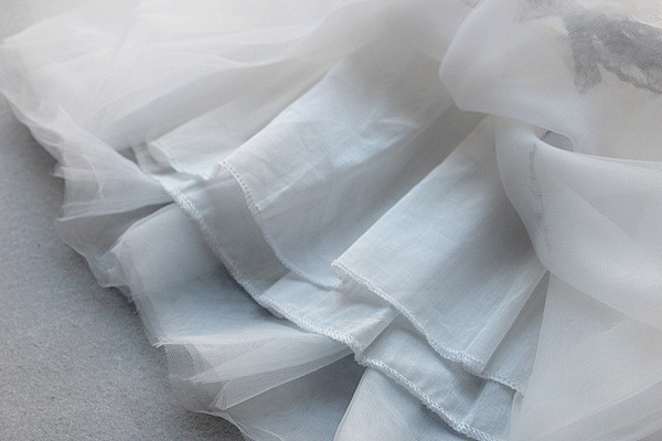 Stílusos gyerekruha két színben hímzéssel és szalaggal