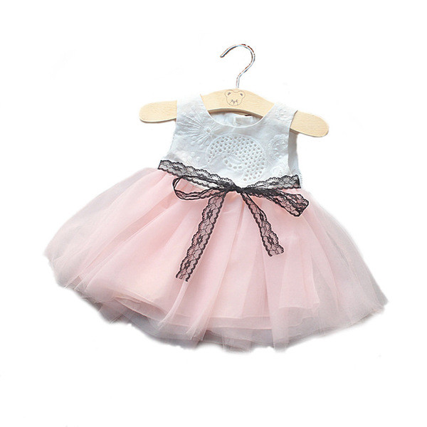 Stílusos gyerekruha két színben hímzéssel és szalaggal