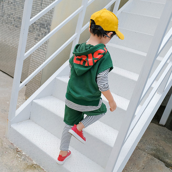 Μοντέρνα παιδική φόρμα για αγόρια σε διάφορα χρώματα