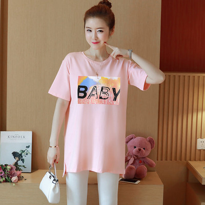 Μοντέρνο χιτώνιο για έγκυες γυναίκες με εκτύπωση σε λευκό, μαύρο και ροζ χρώμα