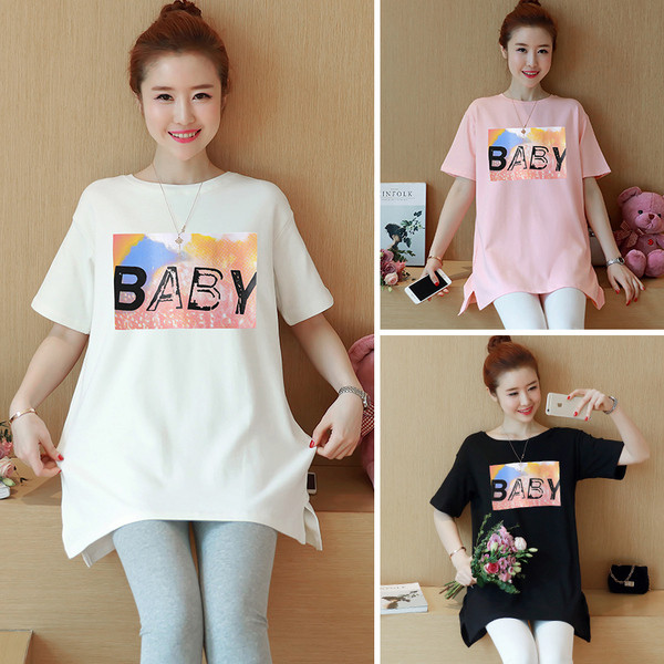 Μοντέρνο χιτώνιο για έγκυες γυναίκες με εκτύπωση σε λευκό, μαύρο και ροζ χρώμα