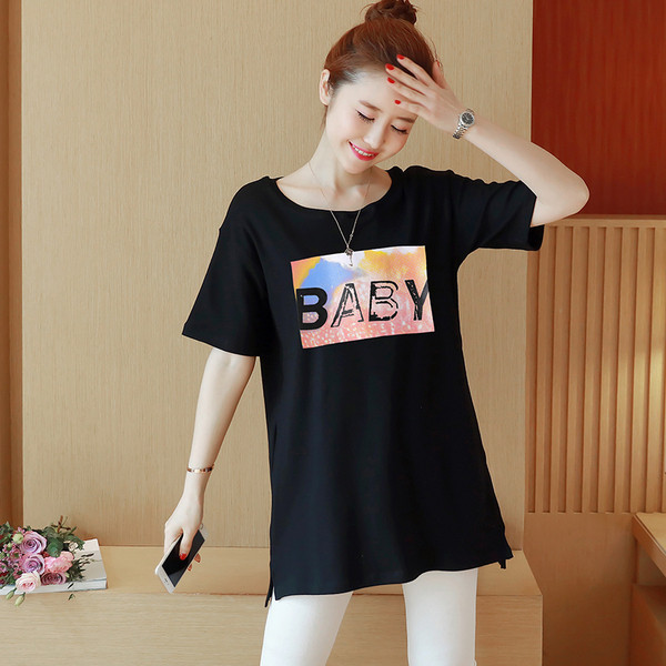 Μοντέρνο χιτώνιο για έγκυες γυναίκες με εκτύπωση σε λευκό, μαύρο και ροζ χρώμα