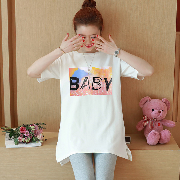 Μοντέρνο χιτώνιο για έγκυες γυναίκες με εκτύπωση σε λευκό, μαύρο και ροζ χρώμα