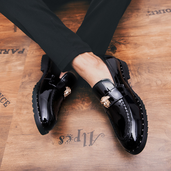 Κομψά έκο δερμάτινα ανδρικά μοκασίνια με μεταλλικά στοιχεία σε μαύρο χρώμα