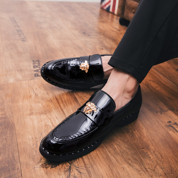 Κομψά έκο δερμάτινα ανδρικά μοκασίνια με μεταλλικά στοιχεία σε μαύρο χρώμα