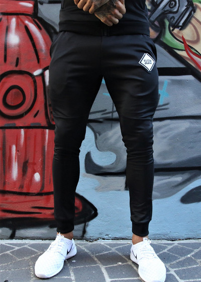 Férfi sportnadrág fekete színben, rátéttel