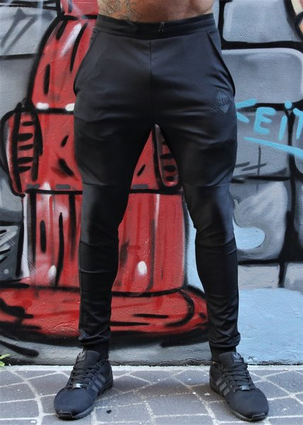 Férfi sportnadrág fekete színben, rátéttel