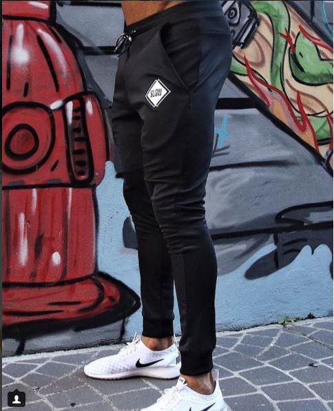 Férfi sportnadrág fekete színben, rátéttel