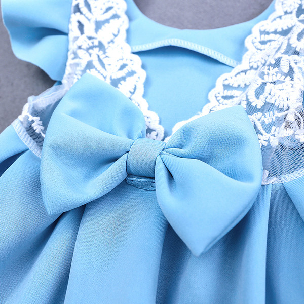 Stílusos gyerekruha rózsaszín és kék színben, szalaggal és csipkével