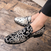 Μοντέρνα ανδρικά υποδήματα με κεντήματα σε δύο χρώματα