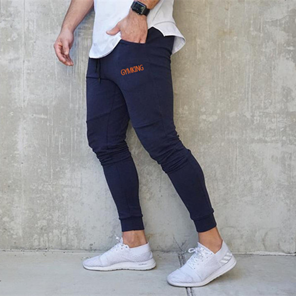 Pantaloni sport pentru bărbați în patru culori cu inscripție și cravate