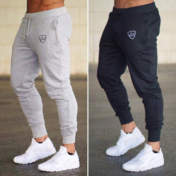 Μοντέρνα ανδρικά αθλητικά παντελόνια σε τέσσερα χρώματα με εφαρμογή