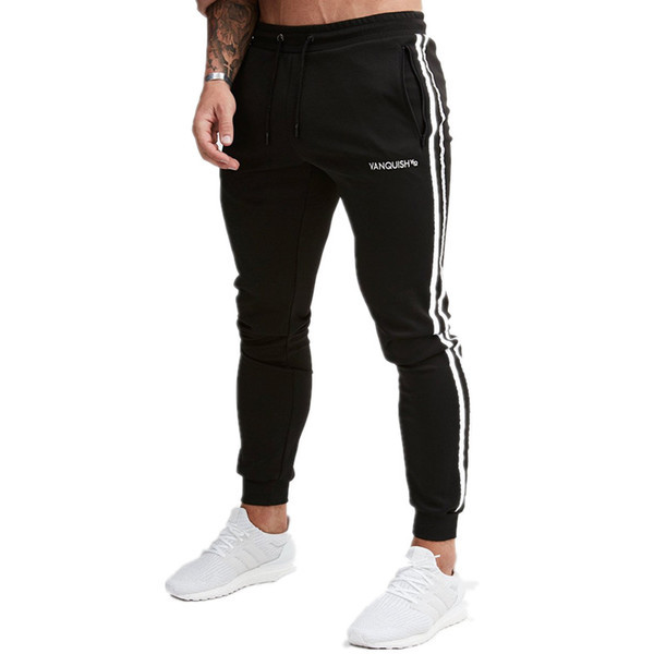 Pantaloni sport pentru bărbați în negru și roșu cu inscripție