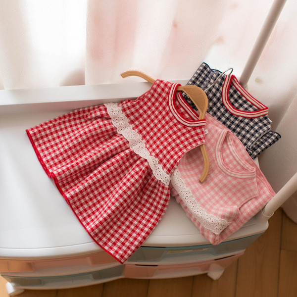 Rochie moderna pentru copii in carouri in trei culori cu dantela