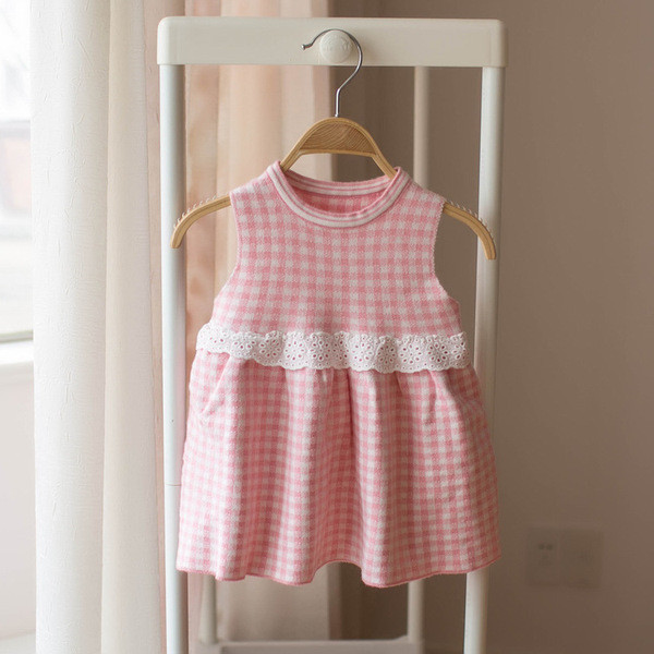 Rochie moderna pentru copii in carouri in trei culori cu dantela