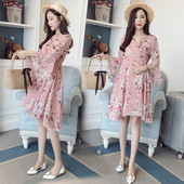 Stílusos ruha terhes nőknek rózsaszín virágmintával