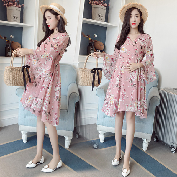 Stílusos ruha terhes nőknek rózsaszín virágmintával