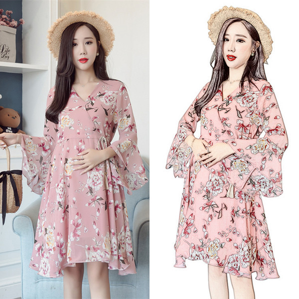 Stílusos ruha terhes nőknek rózsaszín virágmintával