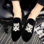 Μοντέρνα ανδρικά μοκασίνια με κεντήματα