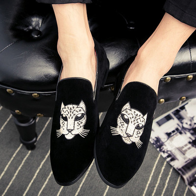 Μοντέρνα ανδρικά μοκασίνια με κεντήματα