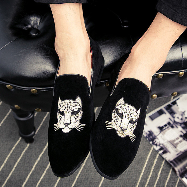 Μοντέρνα ανδρικά μοκασίνια με κεντήματα