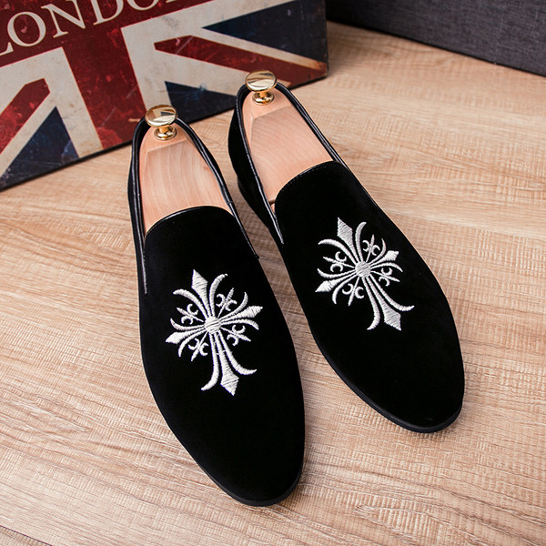 Μοντέρνα ανδρικά μοκασίνια με κεντήματα