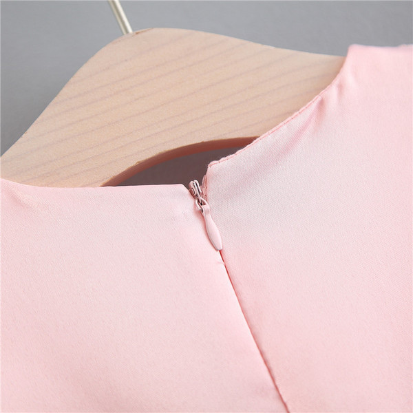 Κομψό παιδικό φόρεμα σε ροζ χρώμα με τρισδιάστατο στοιχείο