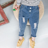 Modern gyerekfarmer szakadt motívumokkal