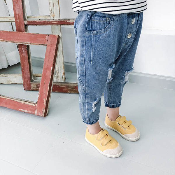 Modern gyerekfarmer szakadt motívumokkal