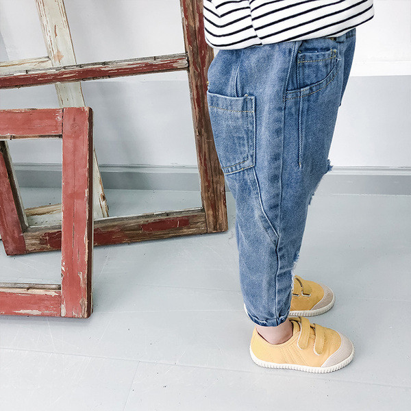 Modern gyerekfarmer szakadt motívumokkal