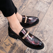 Eko bőrből készült modern férfi mokaszinok lakkal és fém elemekkel