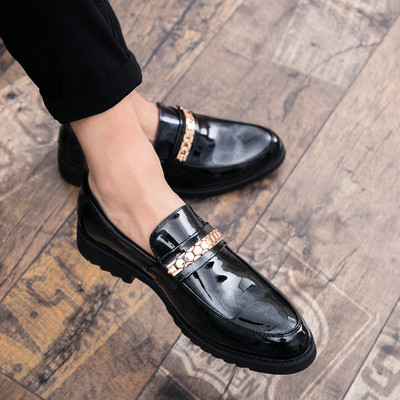 Eko bőrből készült modern férfi mokaszinok lakkal és fém elemekkel