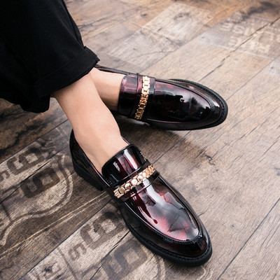 Eko bőrből készült modern férfi mokaszinok lakkal és fém elemekkel