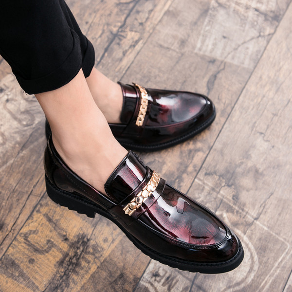 Eko bőrből készült modern férfi mokaszinok lakkal és fém elemekkel