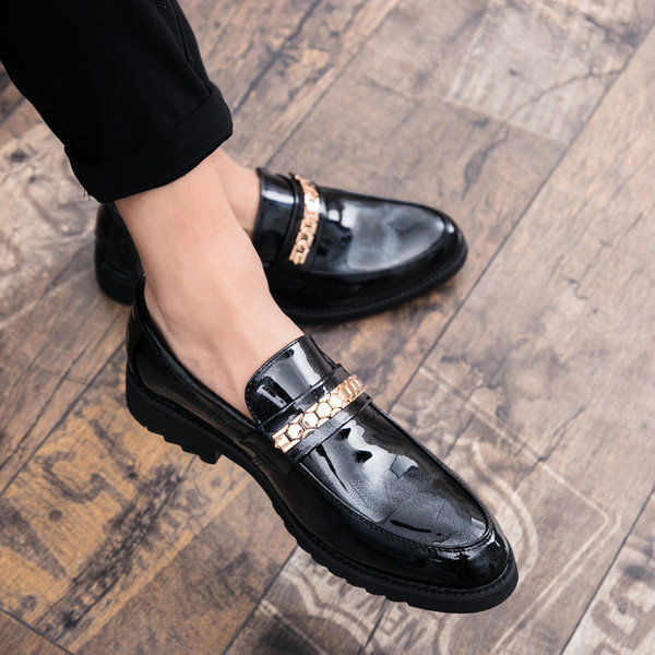 Eko bőrből készült modern férfi mokaszinok lakkal és fém elemekkel