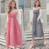 Modern szett terhes nők számára, tartalmaz egy kockás ruhát és egy fehér kardigánt