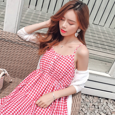 Modern szett terhes nők számára, tartalmaz egy kockás ruhát és egy fehér kardigánt