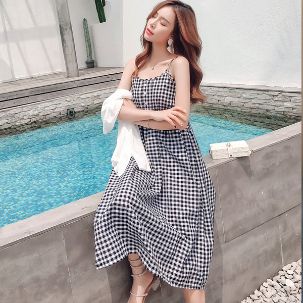 Modern szett terhes nők számára, tartalmaz egy kockás ruhát és egy fehér kardigánt