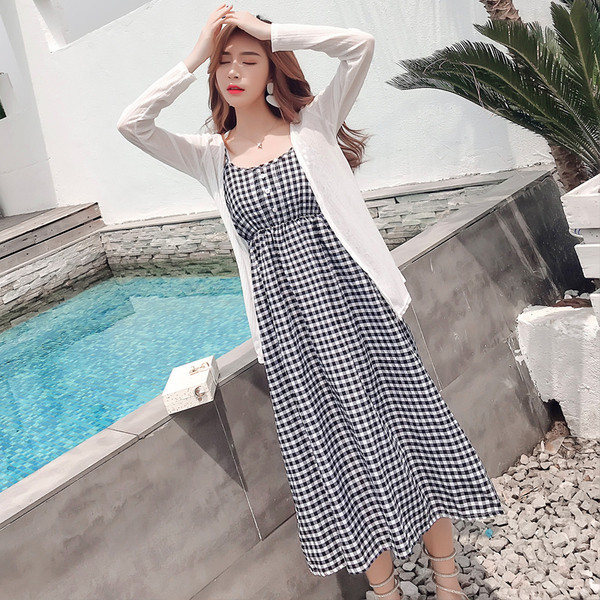 Modern szett terhes nők számára, tartalmaz egy kockás ruhát és egy fehér kardigánt