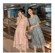 Elegáns ruha terhes nőknek kék és rózsaszín csipkével