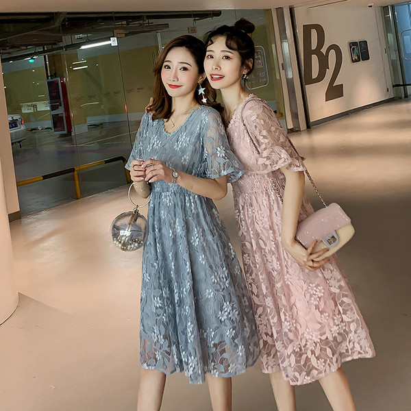 Elegáns ruha terhes nőknek kék és rózsaszín csipkével