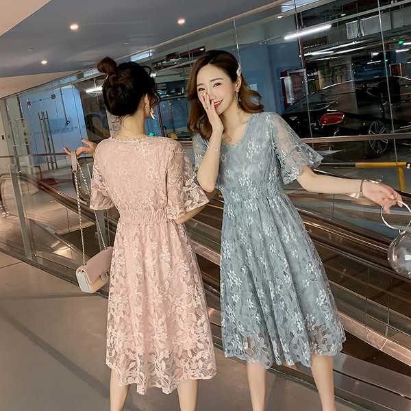 Elegáns ruha terhes nőknek kék és rózsaszín csipkével