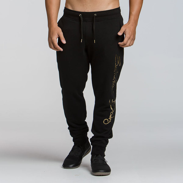 Modern férfi nadrág fekete színben, két modell