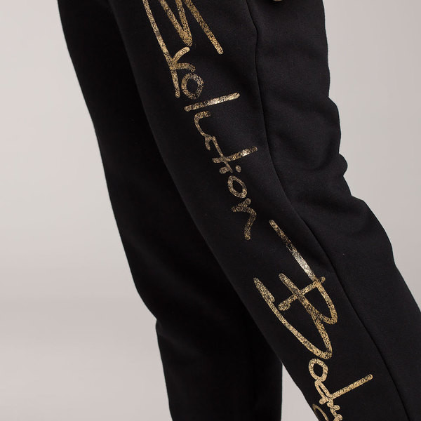 Modern férfi nadrág fekete színben, két modell