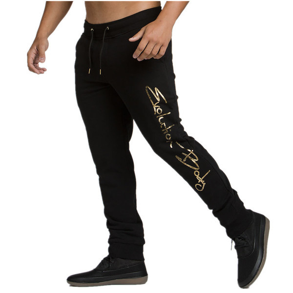 Modern férfi nadrág fekete színben, két modell