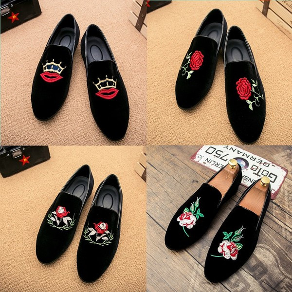 Öko velúrból készült modern férfi cipő, hímzéssel