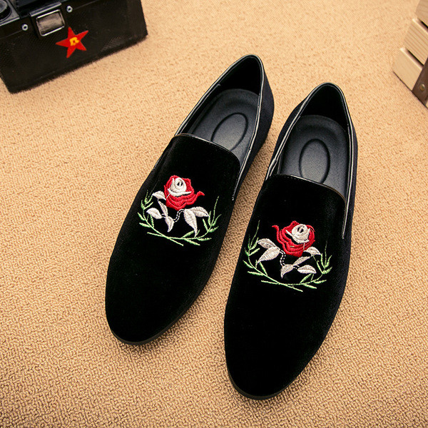 Öko velúrból készült modern férfi cipő, hímzéssel