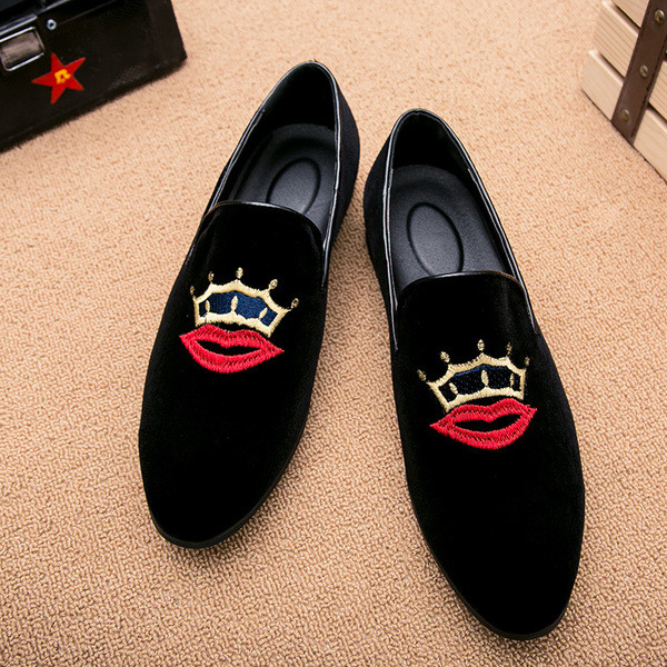 Öko velúrból készült modern férfi cipő, hímzéssel